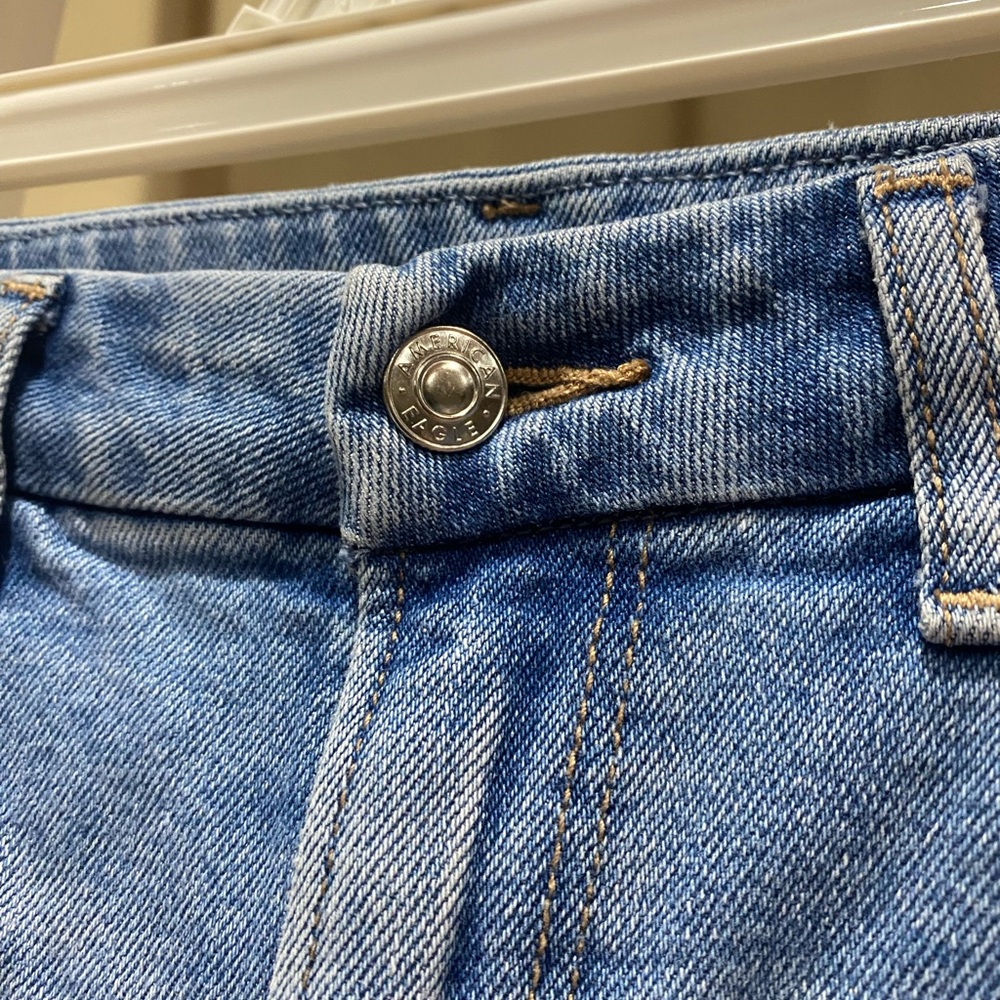 American Eagle Curvy Mom Jeans Size 4 Light Wash Distressed High Rise-242 - Picture 5 of 10